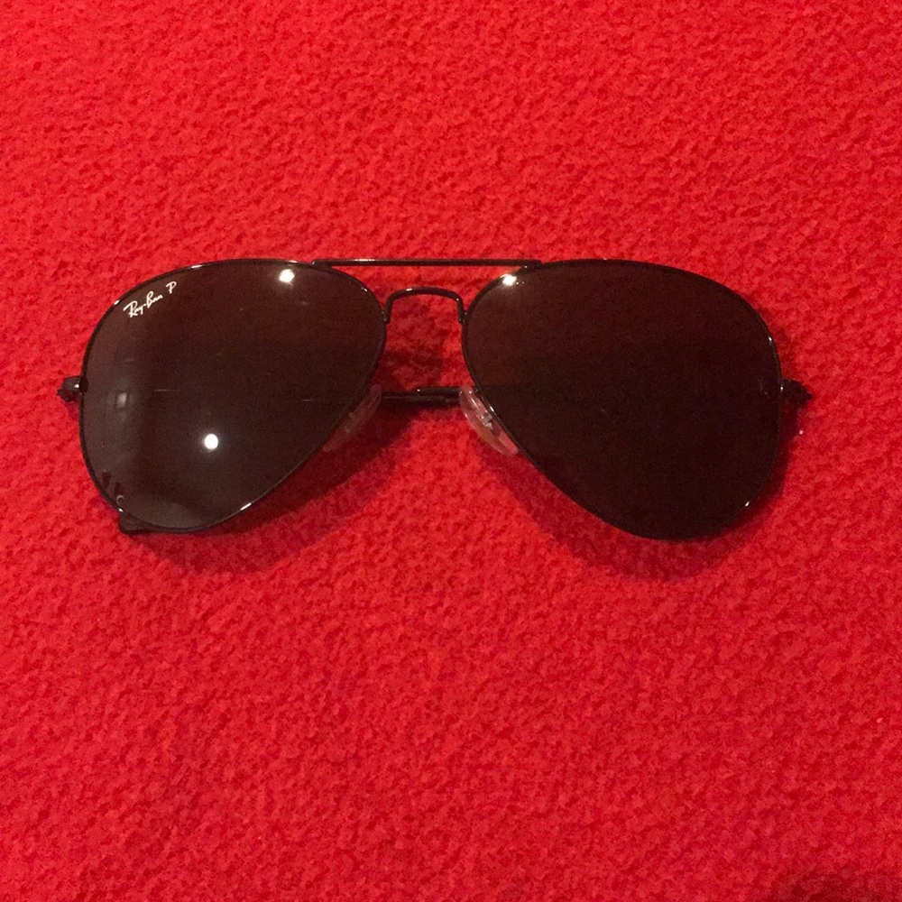 Black polarized aviator ray ban sun glasses !